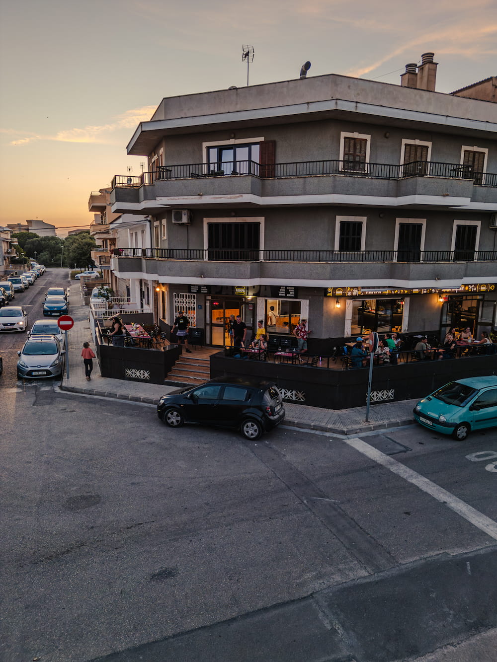 Atmosphere inside PAMPA Smash Burger in Porto Cristo