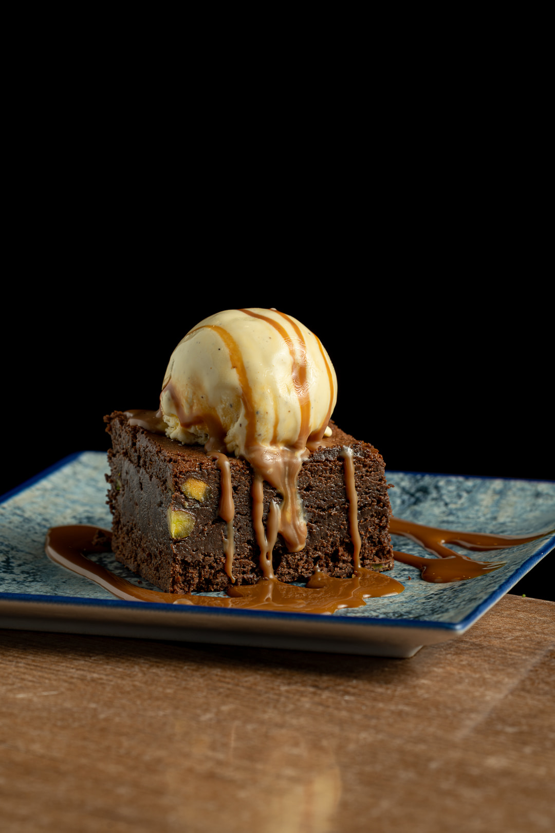 Brownie con bola de helado