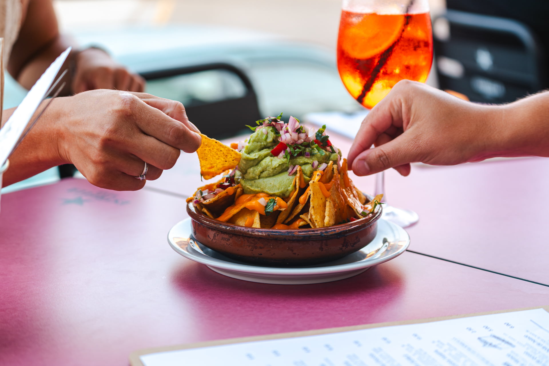 Nachos con guacamole y cheddar
